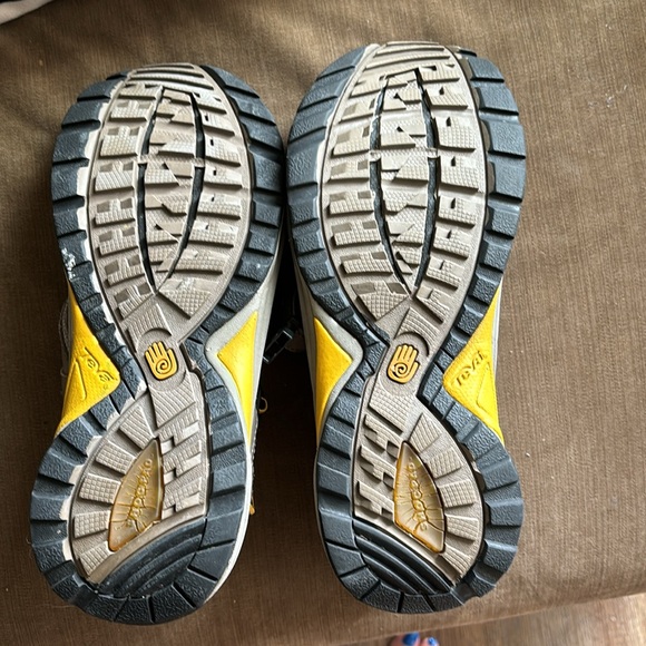 Teva Leather Hiking Athletic Sandal w/Shock Pad - Picture 2 of 3